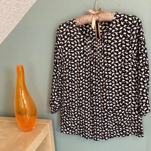Blouse with 3/4 or bracelet sleeves.